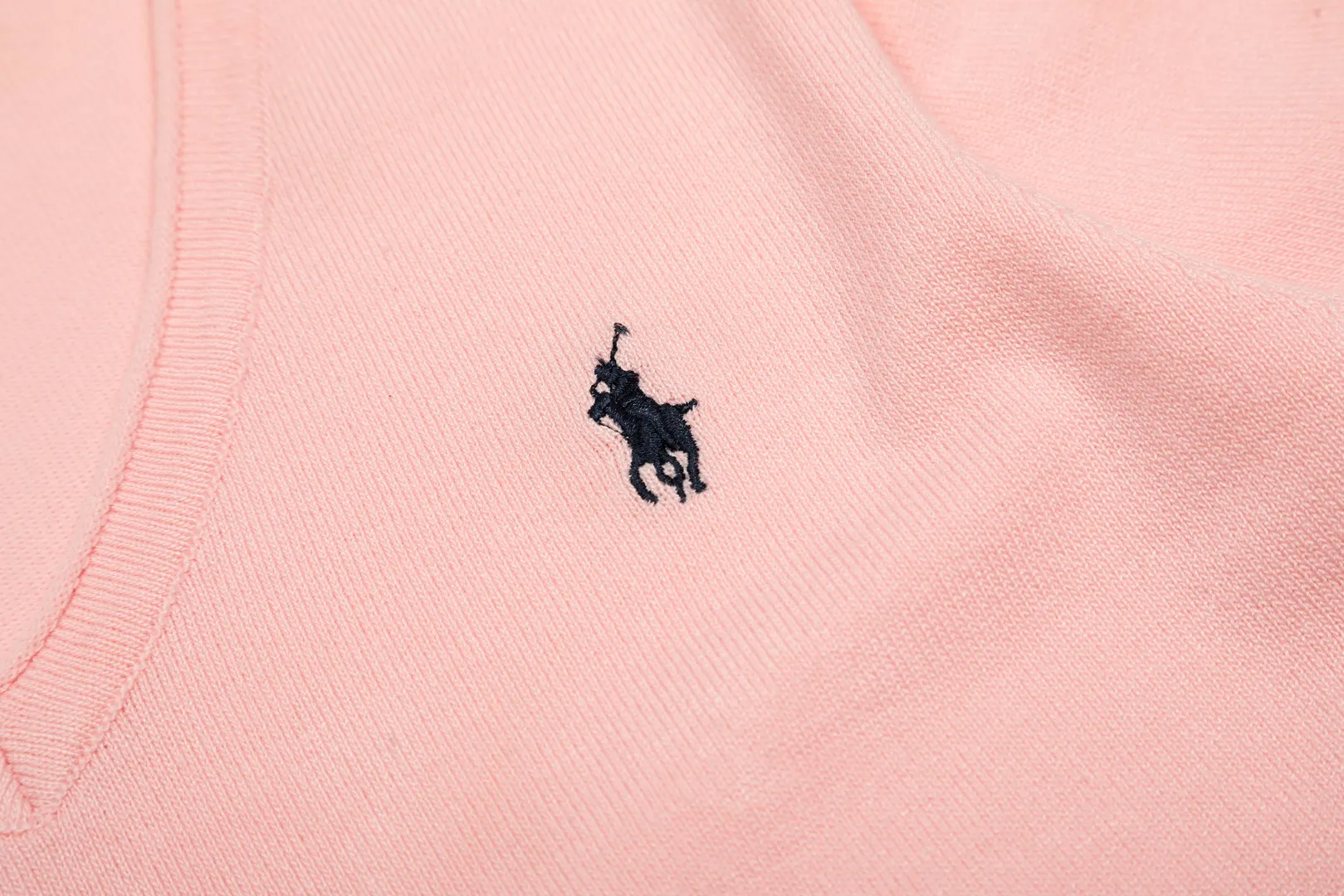 P146 💰 "Top quality" Style number: DS079# (not off the shelves all year round) [Ralph Lauren classic pony embroidered V-neck goddess style summer knitted short sleeves] ✅Ralph Lauren Ralph Lauren's popular and versatile women's V-neck ice silk needles ✅Main supply platform live broadcast Wholesale entity Replenish when out of stock Not off the shelves ✅ZP quality 1:1 version Scan the code to enter the GF website Z cabinet quality ✅Comfortable, soft and highly breathable Focusing on high-end, cost-effective and good quality, needless to say. ✅Restore the original version. Loose, comfortable and stress-free. ✅Wear for work and life. Suitable for various occasions. Must-have recommended model for goddesses. Size: S-XL. Color: Black, White, Gray, Navy Blue, Pink Mi Xing.